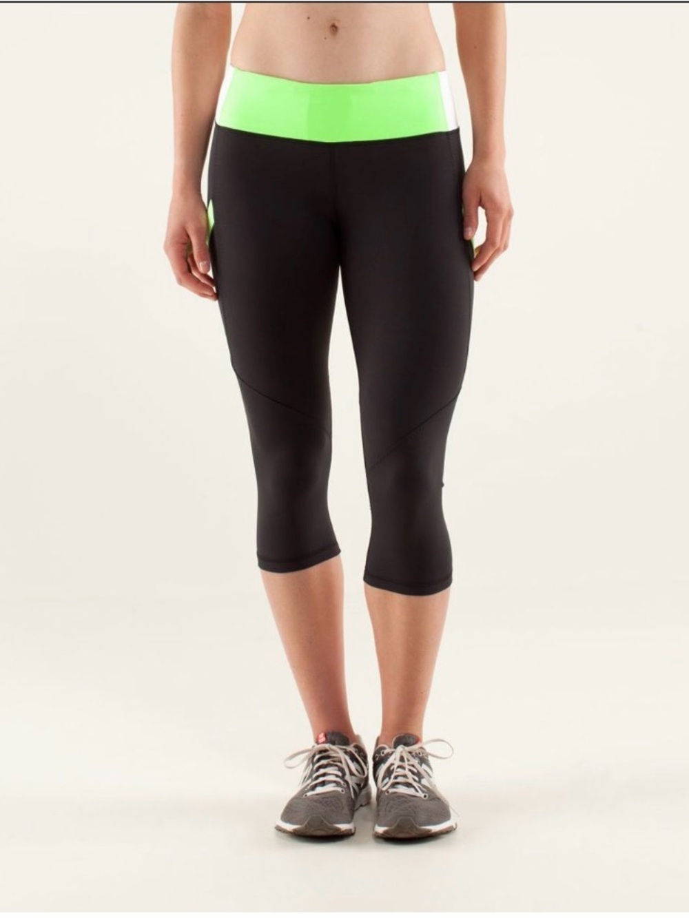 Lululemon Run: Mod Moves Crop
Black & Green size 4 (17”inseam”) side pockets